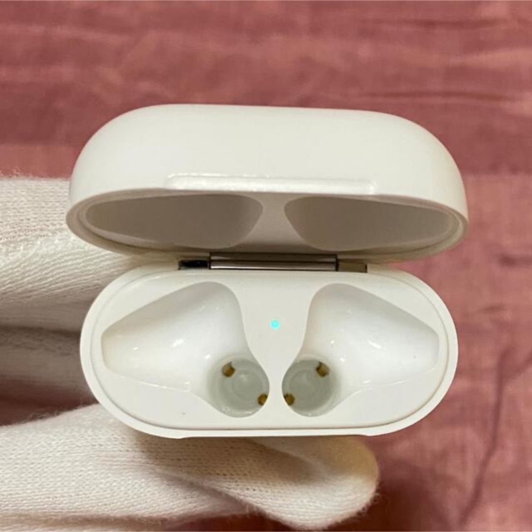 Apple(アップル)のエアーポッツ　AirPods エアーポッズ　充電ケース　充電機　充電　純正　正規 スマホ/家電/カメラのオーディオ機器(ヘッドフォン/イヤフォン)の商品写真