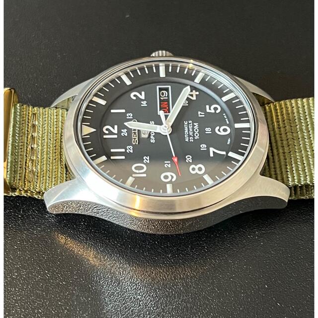 SEIKO(セイコー)のセイコー SEIKO 5 SPORTSブラック SNZG15K1 [逆輸入品] メンズの時計(腕時計(アナログ))の商品写真