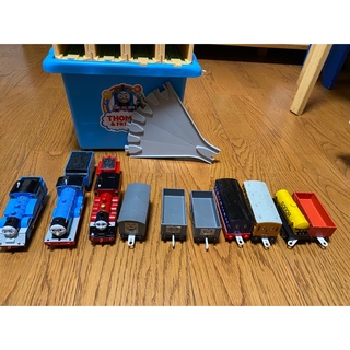 トミー(TOMMY)のトーマス車庫と車両のセット(電車のおもちゃ/車)