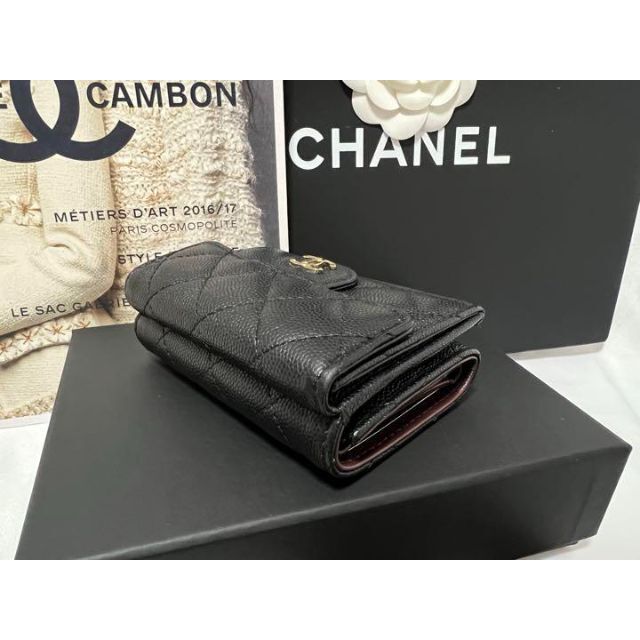 CHANEL(シャネル)の28番台CHANEL マトラッセ キャビアスキン 三つ折り財布 レディースのファッション小物(財布)の商品写真