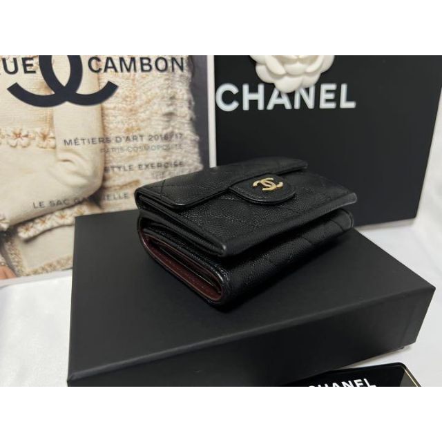 CHANEL(シャネル)の28番台CHANEL マトラッセ キャビアスキン 三つ折り財布 レディースのファッション小物(財布)の商品写真