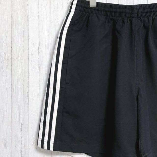 adidas(アディダス)のadidas　アディダス　ショートパンツ　スポーツ　万国旗タグ　ブラック　M メンズのパンツ(ショートパンツ)の商品写真