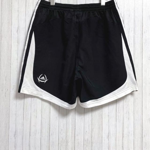 adidas(アディダス)のadidas　アディダス　ショートパンツ　スポーツ　万国旗タグ　ブラック　M メンズのパンツ(ショートパンツ)の商品写真