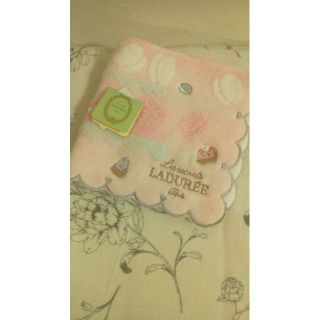 レメルヴェイユーズラデュレ(Les Merveilleuses LADUREE)のLADUREE Paris＊ラデュレ マカロンタオルハンカチ(ハンカチ)