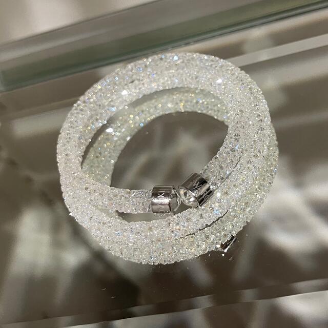 SWAROVSKI(スワロフスキー)のスワロフスキースターダストバングルクリアホワイト美品 レディースのアクセサリー(ブレスレット/バングル)の商品写真