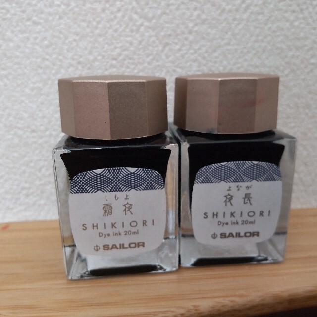 白_シルバー文字のアクリル表札*4辺45度斜めカット鏡面研磨 白_シルバー文字のアクリル表札*4辺45度斜めカット鏡面研磨