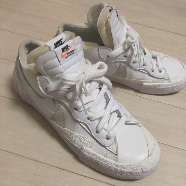 NIKE(ナイキ)のsacai Nike Blazer Low サカイ ナイキ ブレーザー ホワイト メンズの靴/シューズ(スニーカー)の商品写真