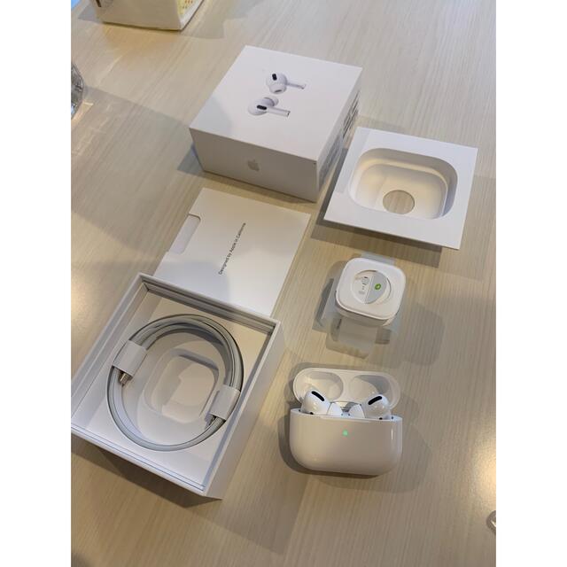 Apple(アップル)のAirPods Pro with Wireless Charging Case スマホ/家電/カメラのオーディオ機器(ヘッドフォン/イヤフォン)の商品写真