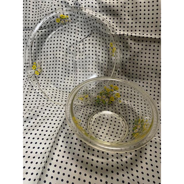 Pyrex(パイレックス)のパイレックスのパイ皿とボウルのセット　黄色花柄　ガラス製品 中古 インテリア/住まい/日用品のキッチン/食器(食器)の商品写真