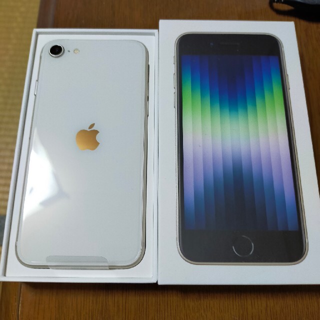 iPhone(アイフォーン)のアップル iPhoneSE 第3世代 64GB 新品 スマホ/家電/カメラのスマートフォン/携帯電話(スマートフォン本体)の商品写真