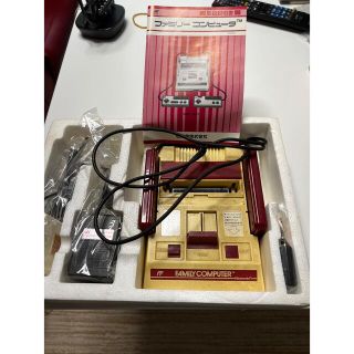 ニンテンドウ(任天堂)のファミコン(家庭用ゲーム機本体)