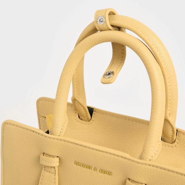 Charles and Keith(チャールズアンドキース)のイロンゲイトトートバッグ（Yellow） レディースのバッグ(ショルダーバッグ)の商品写真