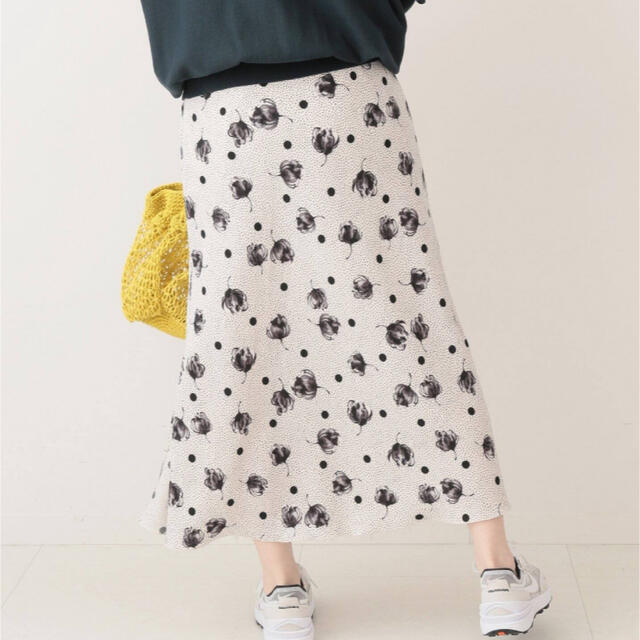 IENA(イエナ)のIENA ドットフラワーバイヤススカート　イエナ　美品　ホワイト36 レディースのスカート(ロングスカート)の商品写真