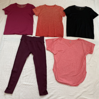 ユニクロ(UNIQLO)のレディース　トレーニングウェア　Tシャツ　スパッツ　5着まとめ売り　Mサイズ(トレーニング用品)