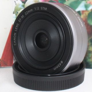 キヤノン(Canon)の❤️希少なシルバー❤️人気のパンケーキレンズ❤️キャノン EF-M 22mm❤️(ミラーレス一眼)