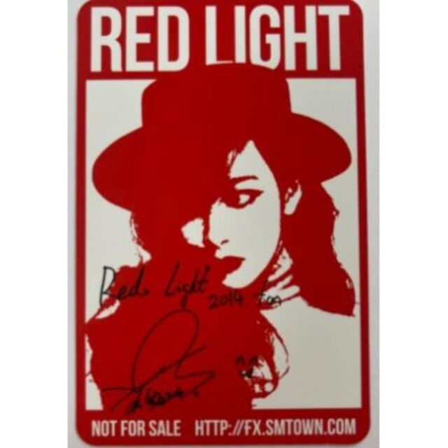 美品❣　f(x) 　ビクトリア　「Red Light」　トレカ エンタメ/ホビーのタレントグッズ(アイドルグッズ)の商品写真