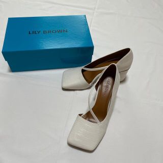 リリーブラウン(Lily Brown)のLILY BROWN  スクエアトゥ ホワイトパンプス(ハイヒール/パンプス)