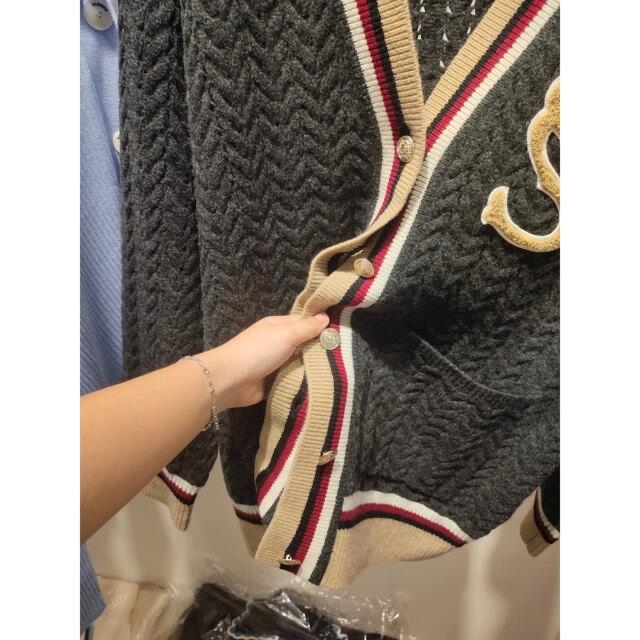 Sandro - ❤️Sandro 22 新作新品 グレー ニットカーディガン Sandro - ❤️Sandro 22 新作新品 グレー ニットカーディガン