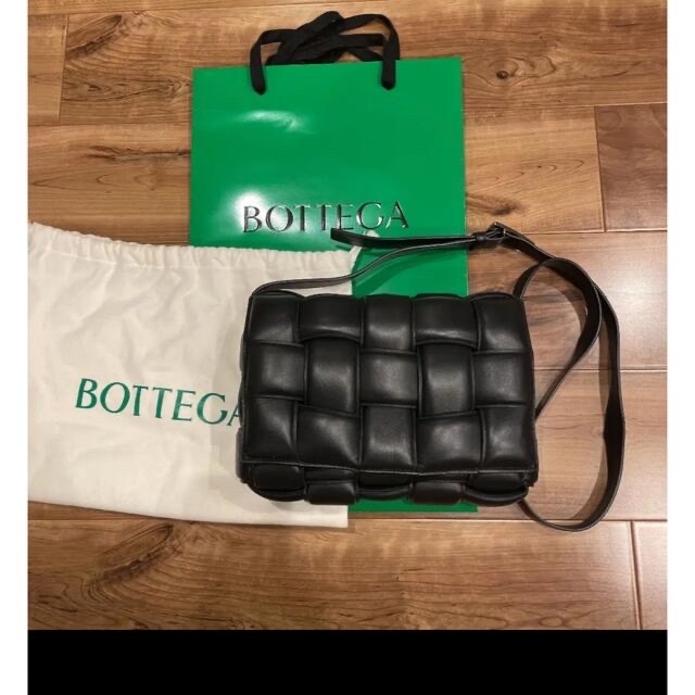 Bottega Veneta(ボッテガヴェネタ)の専用です　　　　ボッテガヴェネタ　パデットカセット　ブラック レディースのバッグ(ショルダーバッグ)の商品写真