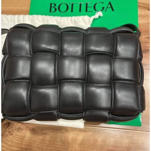 Bottega Veneta(ボッテガヴェネタ)の専用です　　　　ボッテガヴェネタ　パデットカセット　ブラック レディースのバッグ(ショルダーバッグ)の商品写真