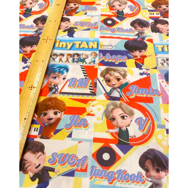 防弾少年団(BTS)(ボウダンショウネンダン)の新品　BTS TinyTAN生地　ハギレ　70×50cm ハンドメイド　海外生地 ハンドメイドの素材/材料(生地/糸)の商品写真