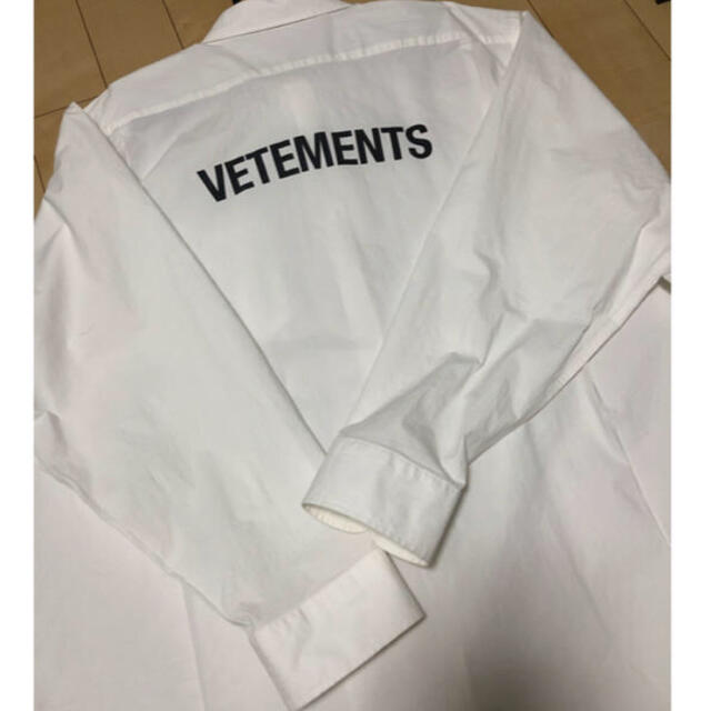 Balenciaga(バレンシアガ)のvetements ロゴシャツ メンズのトップス(シャツ)の商品写真