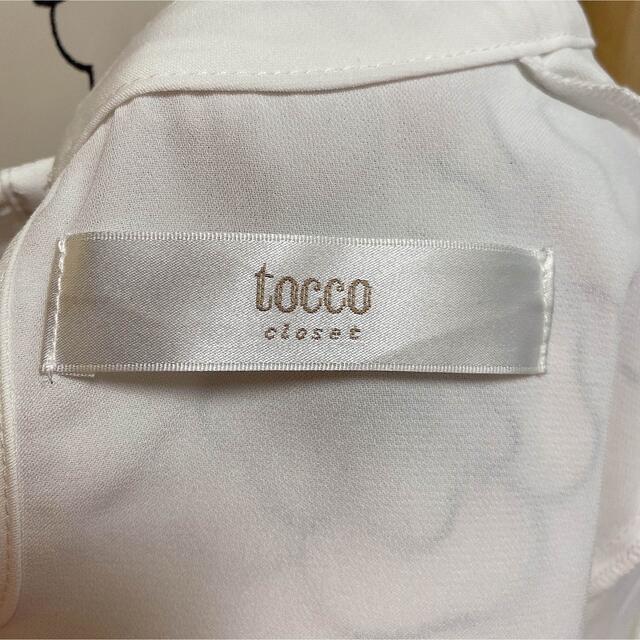 tocco(トッコ)のトッコクローゼット ビジュー装飾フラワーモチーフ襟付きタック入りブラウス レディースのトップス(シャツ/ブラウス(長袖/七分))の商品写真