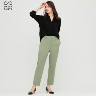 ユニクロ(UNIQLO)のUNIQLO スマートアンクルパンツ　グリーン　S(カジュアルパンツ)
