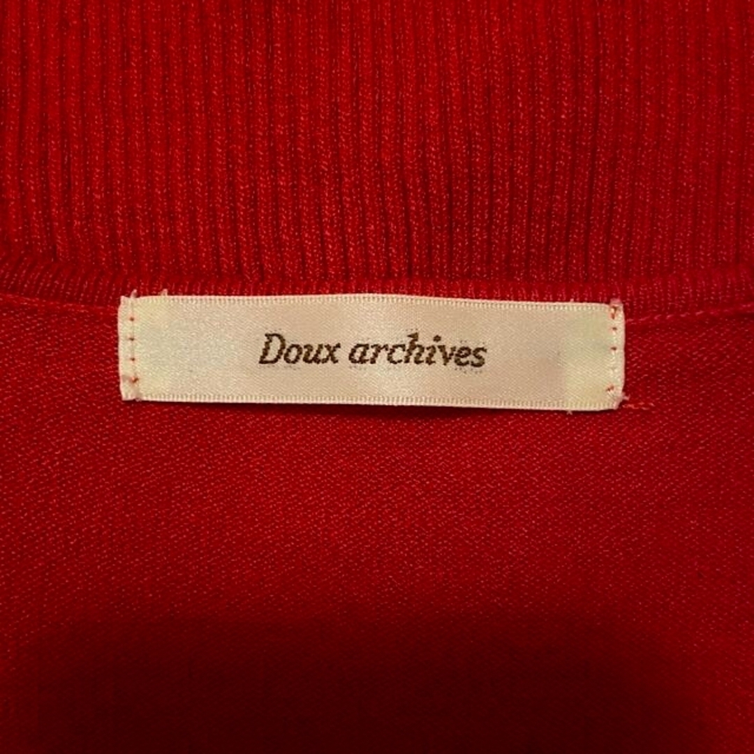 Doux archives(ドゥアルシーヴ)の赤ニット  Vネック パフスリーブ ボタン付き レディースのトップス(ニット/セーター)の商品写真