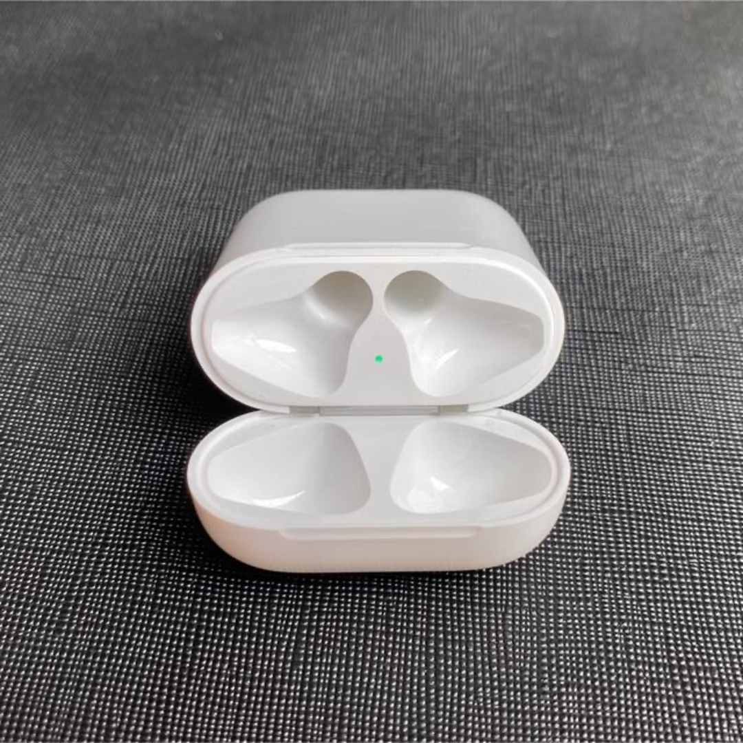 Apple(アップル)のエアーポッツ　AirPods エアーポッズ　充電ケース　充電機　充電　純正　正規 スマホ/家電/カメラのオーディオ機器(ヘッドフォン/イヤフォン)の商品写真