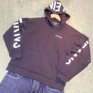 カルバンクライン(Calvin Klein)の【カルバンクライン】ロゴプリントパーカー　ショート丈　ブラックS　美品(パーカー)