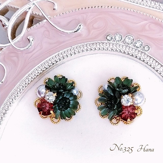 No.325 深みのあるグリーンとボルドー　本物のお花のブーケピアス　イヤリング ハンドメイドのアクセサリー(ピアス)の商品写真