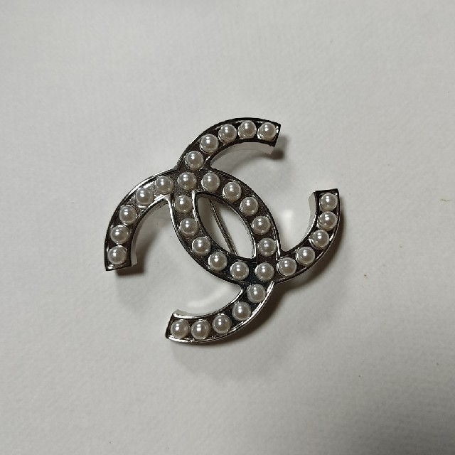 CHANEL(シャネル)のCHANEL　ブローチ　ココマーク　フェイクパール レディースのアクセサリー(ブローチ/コサージュ)の商品写真