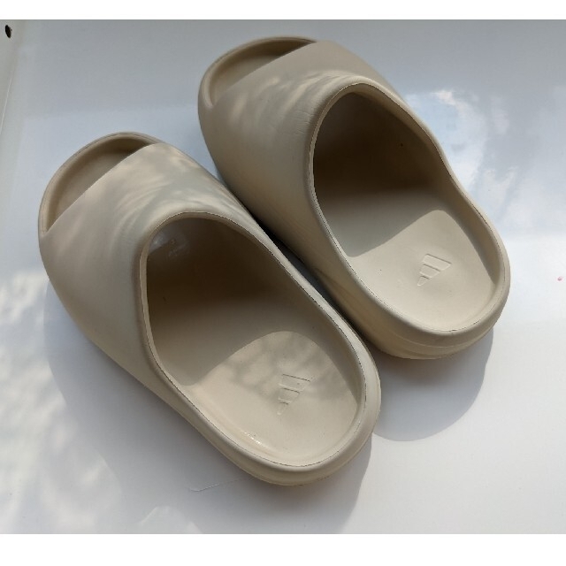 adidas(アディダス)のadidas YEEZY SLIDE KIDS 17㎝　こどもビームス メンズの靴/シューズ(サンダル)の商品写真