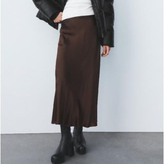 ザラ(ZARA)の【みんみん様専用】ZARA サテン風ミディ丈スカート　XSサイズ(ロングスカート)