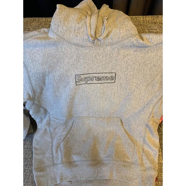 Supreme(シュプリーム)のsupreme kaws chalk logo hooded sweat box メンズのトップス(パーカー)の商品写真