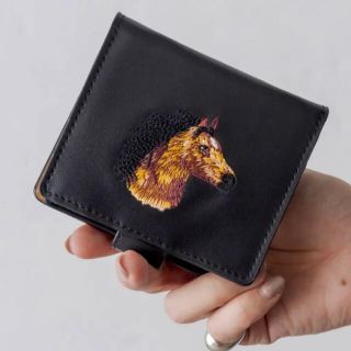 【新品未使用】イアパピヨネ ポイント馬 刺繍折り財布 ショルダーベルト付き