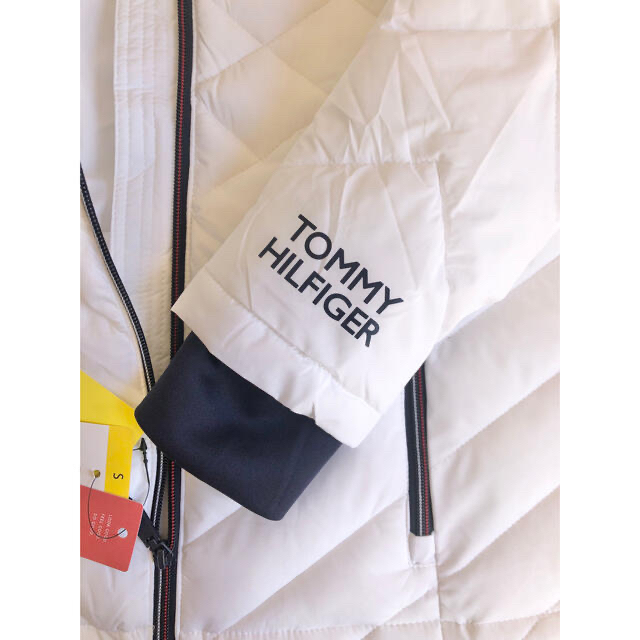 TOMMY HILFIGER(トミーヒルフィガー)のトミー ヒルフィガー 新品ロゴ パーカーホワイト ダウンジャケット ダウンコート レディースのジャケット/アウター(ダウンジャケット)の商品写真