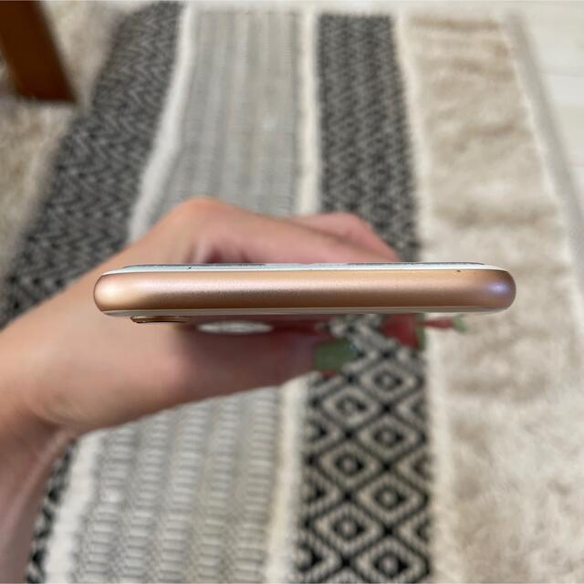 iPhone(アイフォーン)のiPhone8 本体 ゴールド 64GB 【SIMロック解除済】 スマホ/家電/カメラのスマートフォン/携帯電話(スマートフォン本体)の商品写真