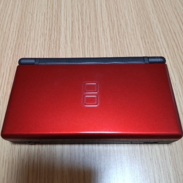 ニンテンドーDS(ニンテンドーDS)のDS Lite クリムゾン　ブラック本体　予備バッテリー付き エンタメ/ホビーのゲームソフト/ゲーム機本体(携帯用ゲーム機本体)の商品写真