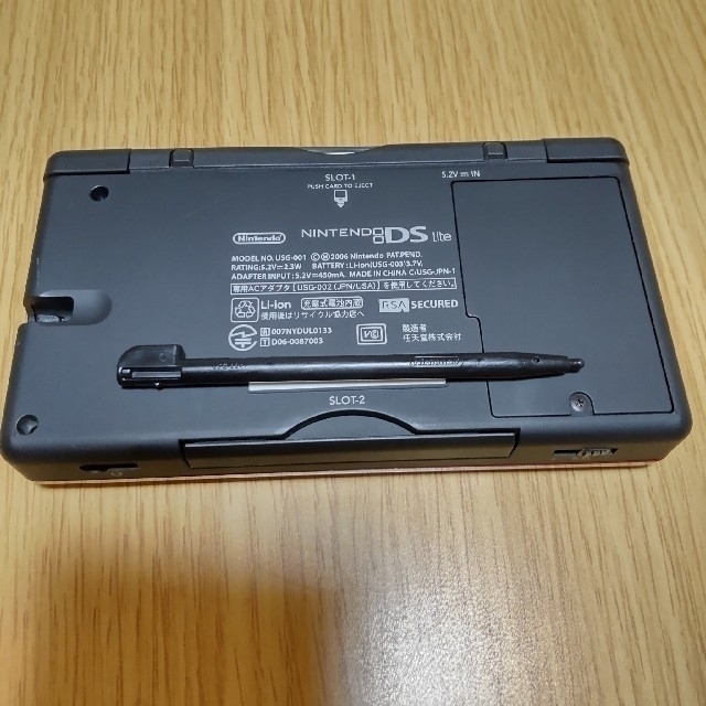 ニンテンドーDS(ニンテンドーDS)のDS Lite クリムゾン　ブラック本体　予備バッテリー付き エンタメ/ホビーのゲームソフト/ゲーム機本体(携帯用ゲーム機本体)の商品写真