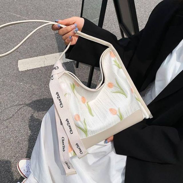 ラスト1点❣️ レディース トートバッグ ショルダーバッグ 韓国 刺繍 花 レディースのバッグ(トートバッグ)の商品写真