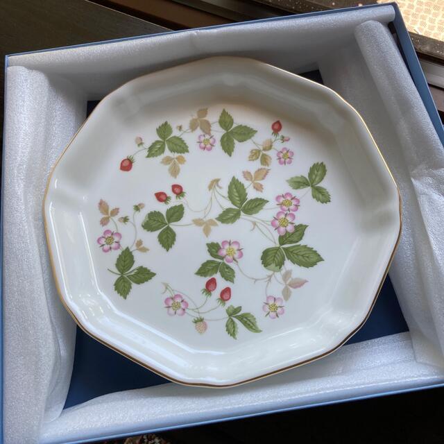 WEDGWOOD(ウェッジウッド)のはのこ様専用　WEDGWOOD  24.5cm ENGLAND 未使用　箱付 インテリア/住まい/日用品のキッチン/食器(食器)の商品写真