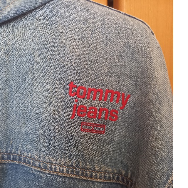 TOMMY HILFIGER(トミーヒルフィガー)のTOMMY JEANS ショート デニムジャケット レディースのジャケット/アウター(Gジャン/デニムジャケット)の商品写真