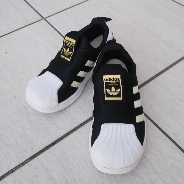 adidas(アディダス)のadidas キッズスニーカー キッズ/ベビー/マタニティのキッズ靴/シューズ(15cm~)(スニーカー)の商品写真