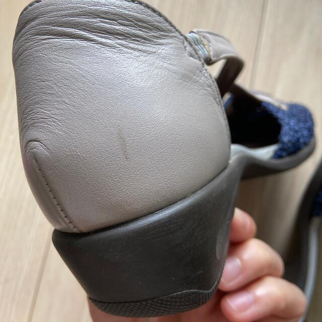 VITA NOVA パンプス　日本製　24.0センチ　EEE 紺✖️グレージュ レディースの靴/シューズ(ハイヒール/パンプス)の商品写真