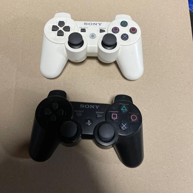 PlayStation3(プレイステーション3)のps3 コントローラー　ブラック　ホワイト　2個 エンタメ/ホビーのゲームソフト/ゲーム機本体(その他)の商品写真