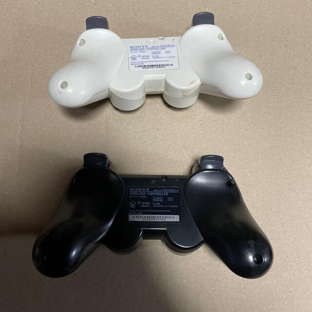PlayStation3(プレイステーション3)のps3 コントローラー　ブラック　ホワイト　2個 エンタメ/ホビーのゲームソフト/ゲーム機本体(その他)の商品写真