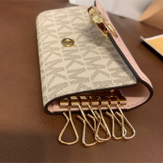 Michael Kors(マイケルコース)の【新品未使用】MICHAEL KORS キーケース　ピンク レディースのファッション小物(キーケース)の商品写真