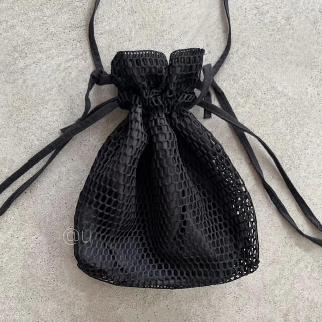 メッシュ 巾着ショルダーバッグ 黒 斜め掛け レディース メンズ ボディバッグ レディースのバッグ(ショルダーバッグ)の商品写真